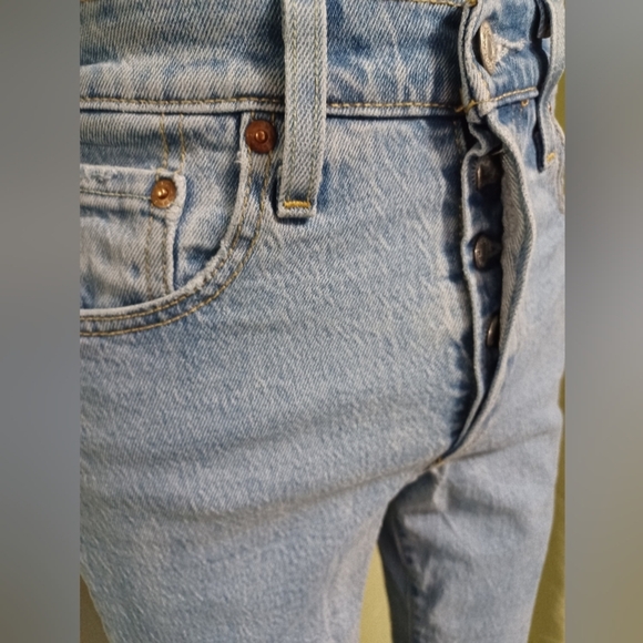 A Levi Strauss 501 Classic Button Fly Light Wash Blue Jeans - Picture 4 of 15